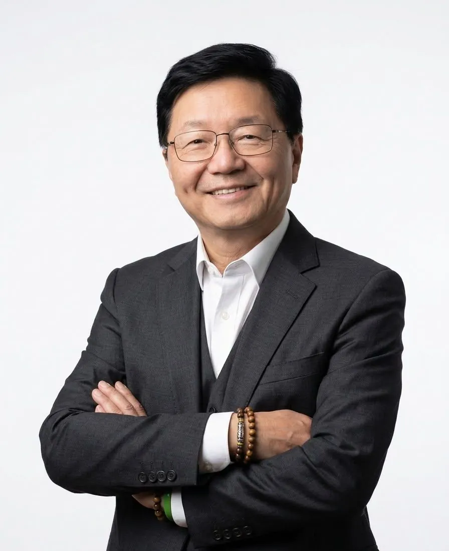Eduardo Kazuo Yoshida, à frente da On Top Business, de terno cinza e braços cruzados